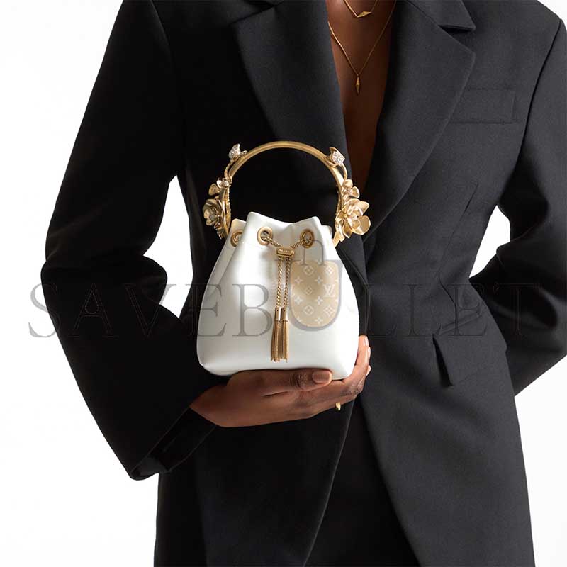 JIMM YCHOO BON BON IVORY SATIN FLOWER BAG BONBONIFE010003 (15*14*9.5cm)